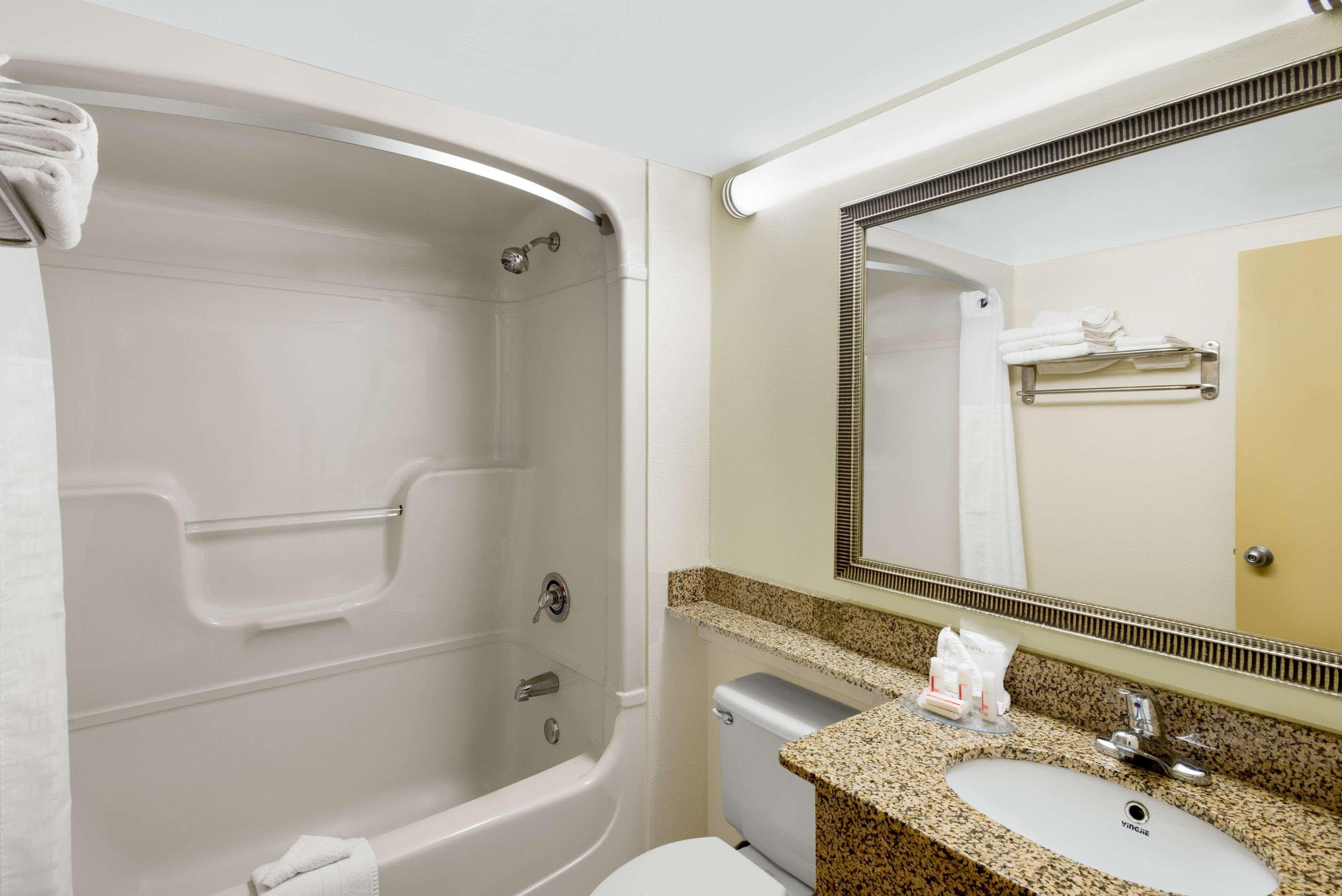 Days Inn By Wyndham Geneva/Finger Lakes Dış mekan fotoğraf