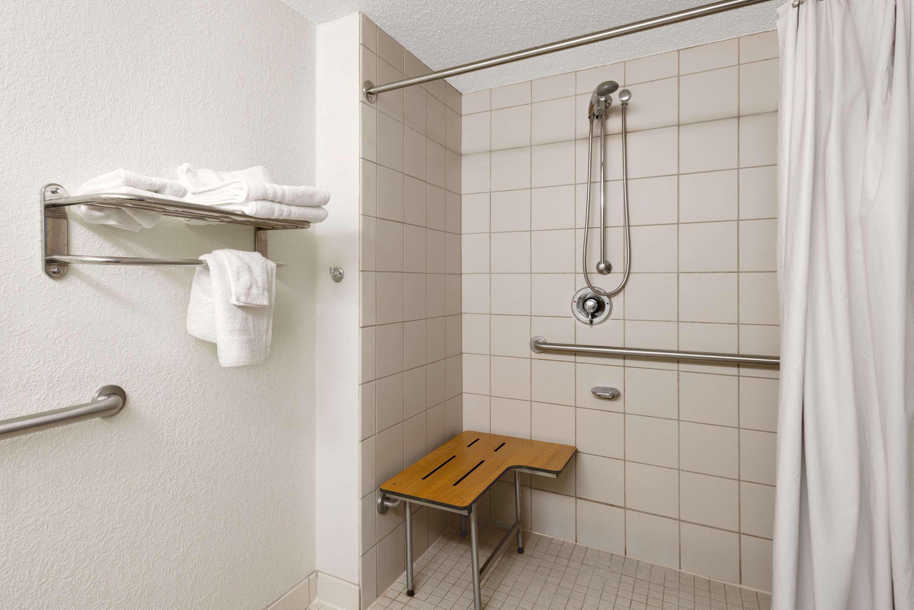 Days Inn By Wyndham Geneva/Finger Lakes Dış mekan fotoğraf